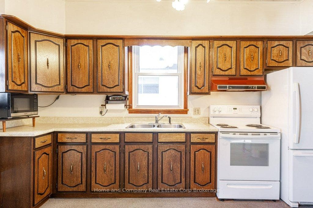Abundance of Kitchen Cupboards
