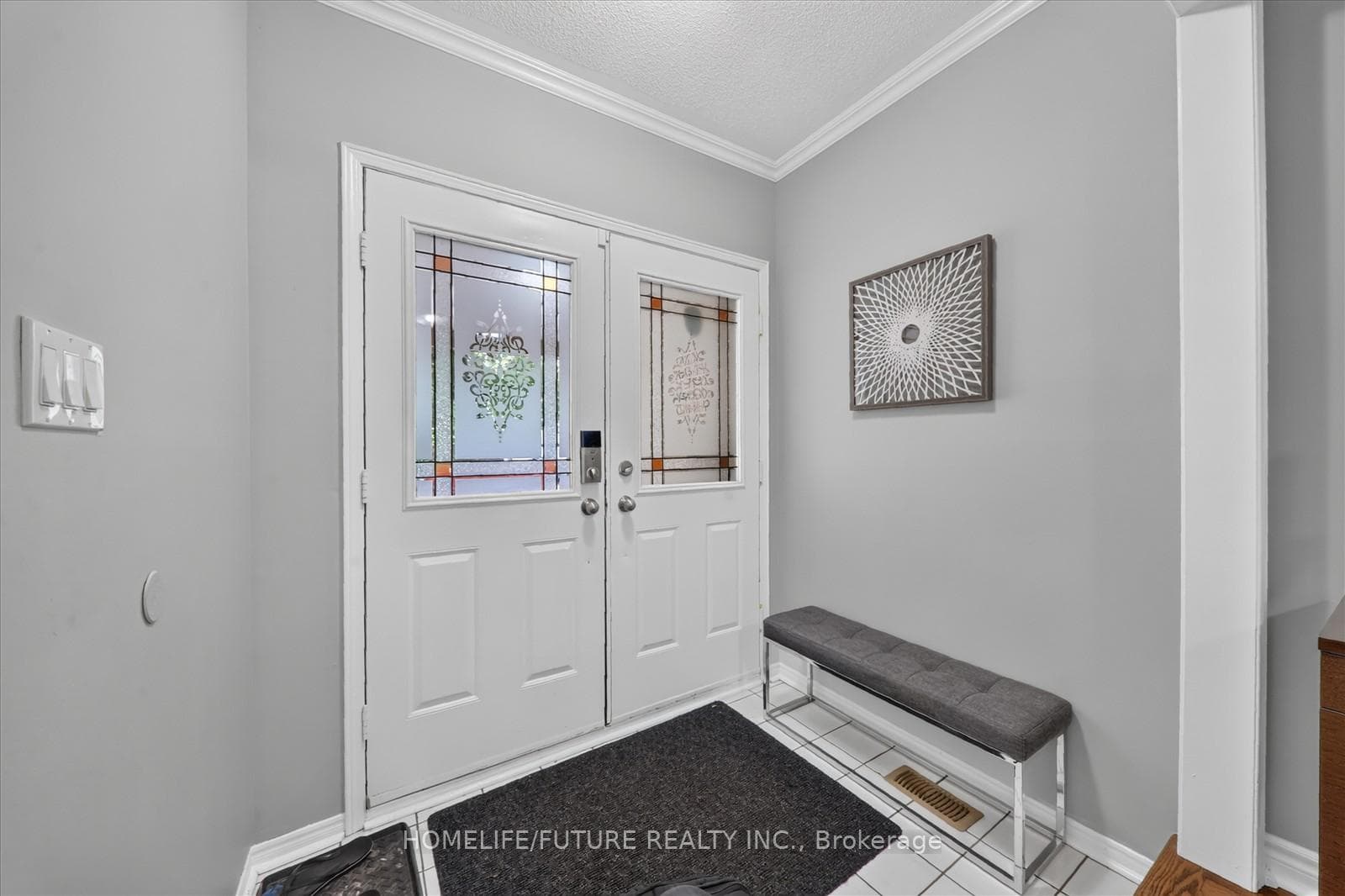1580 Heathside Crescent photo 5