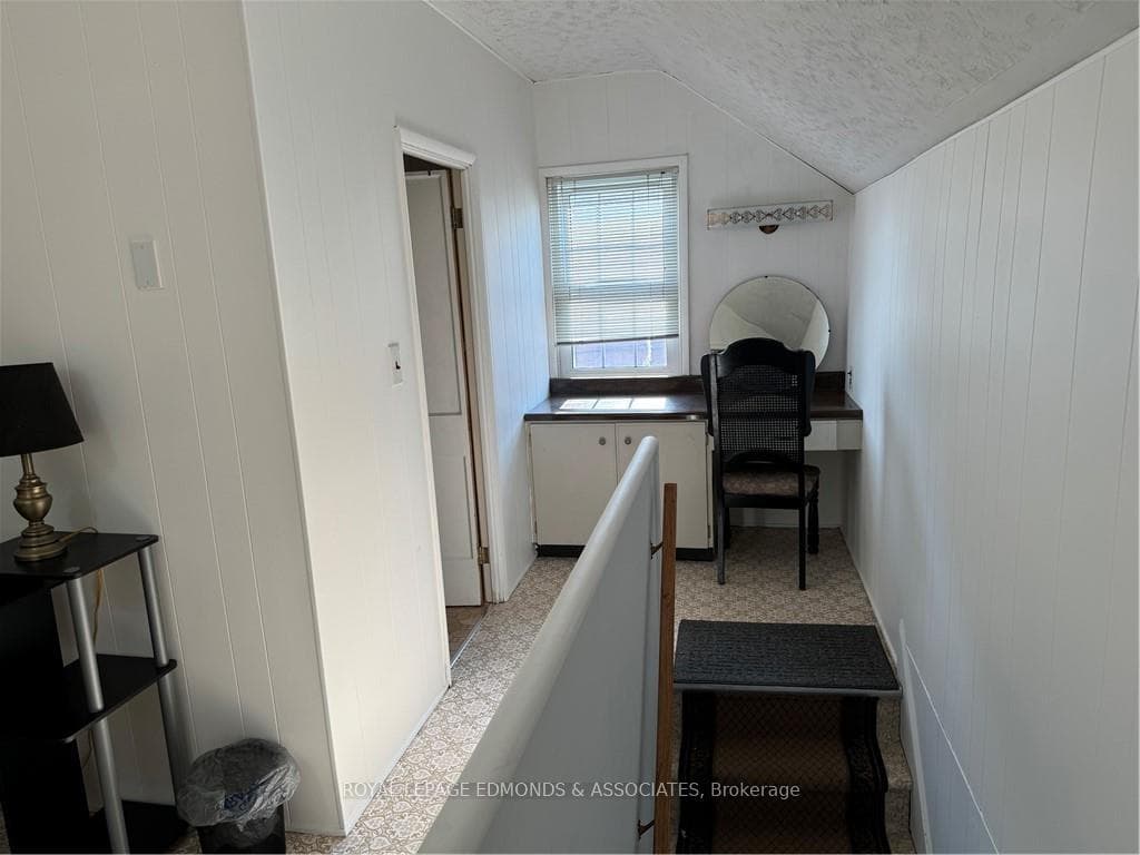 394 MOFFAT Street photo 19