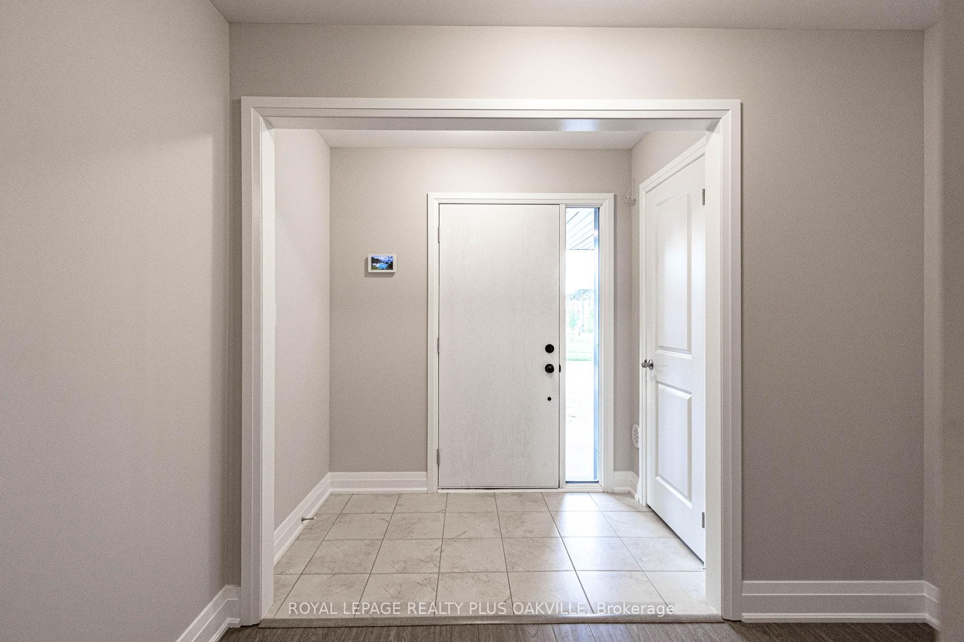 2468 Badger Crescent photo 3