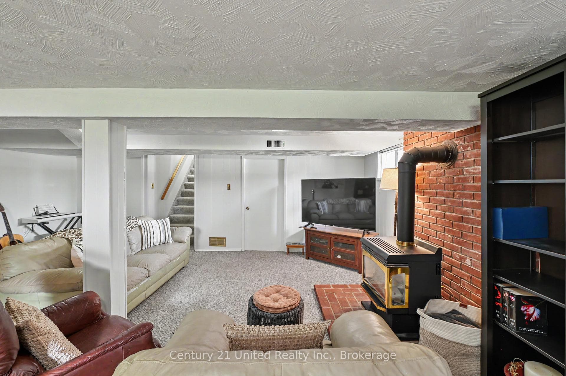 260 Mckellar Street photo 17