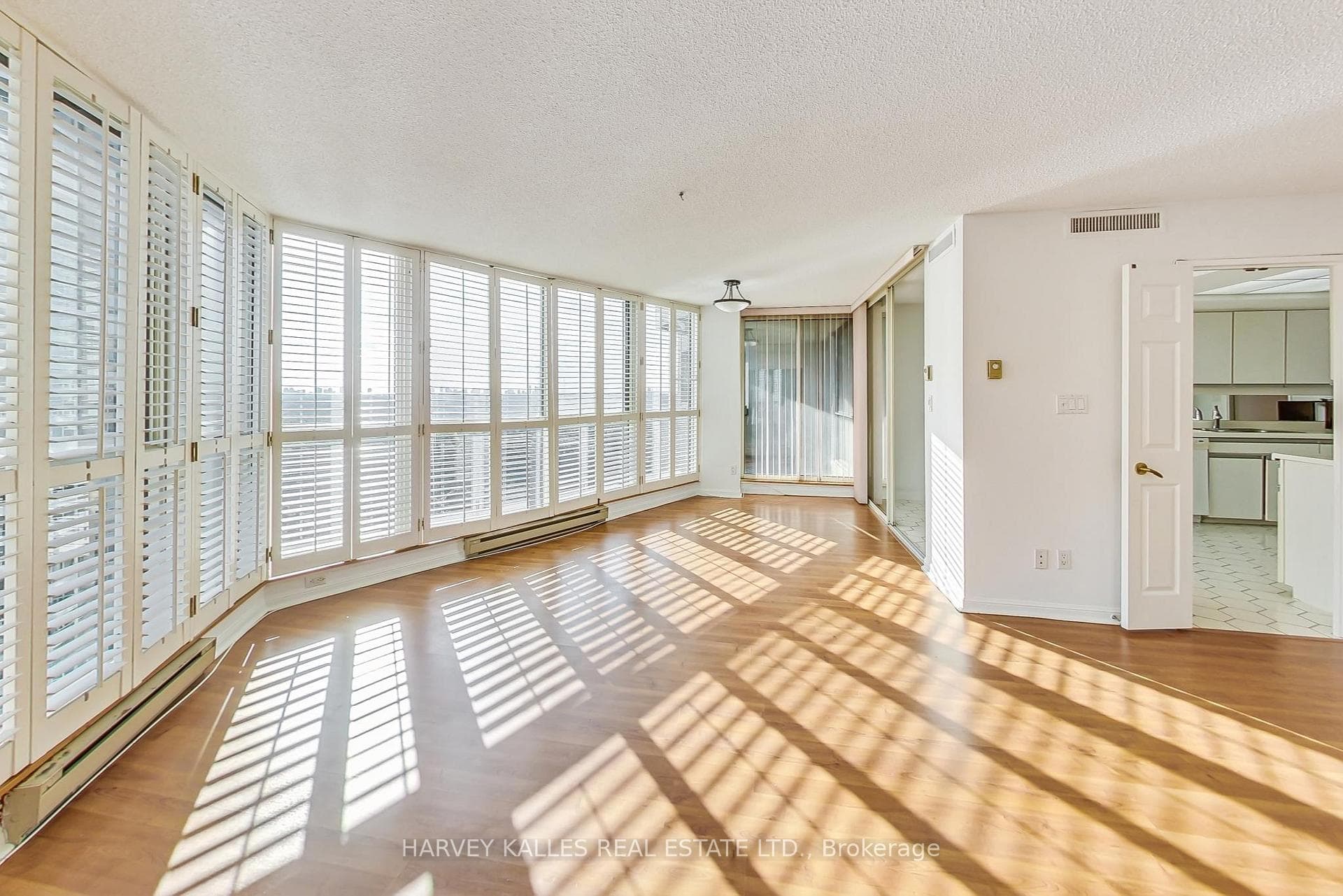 85 Skymark Drive Unit 1602 photo 12