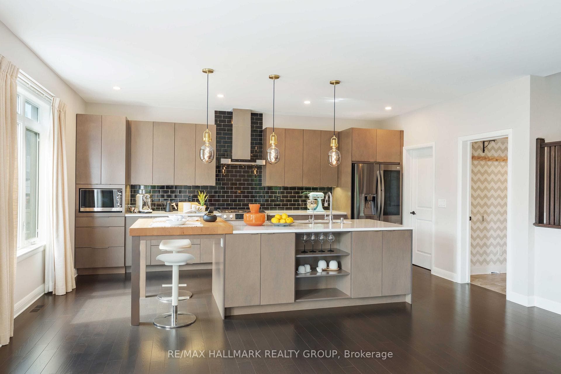 155 Escarpment Crescent photo 8