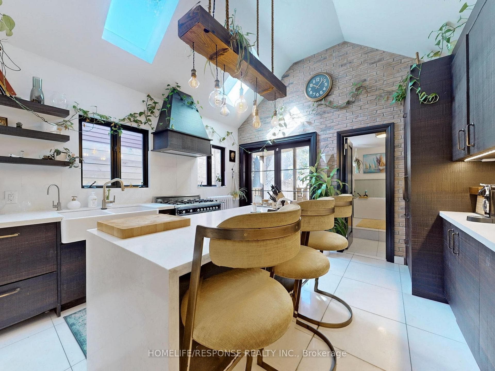 222 MUNRO Street photo 11