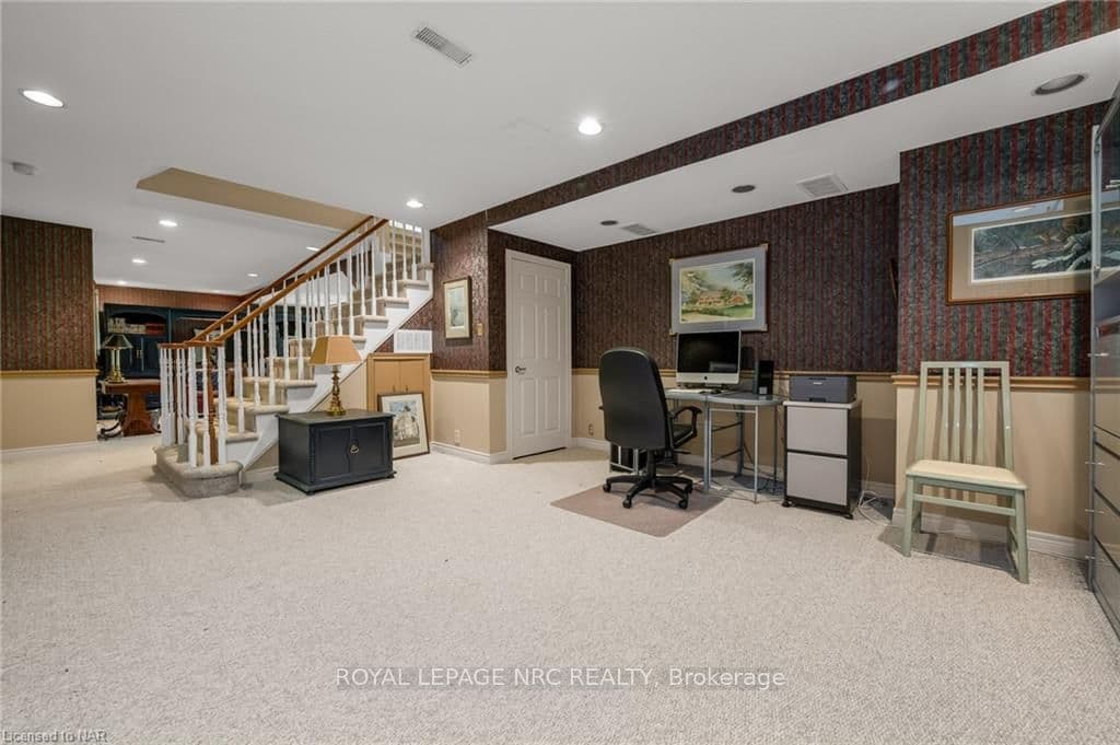 7 LESLIE Place photo 47