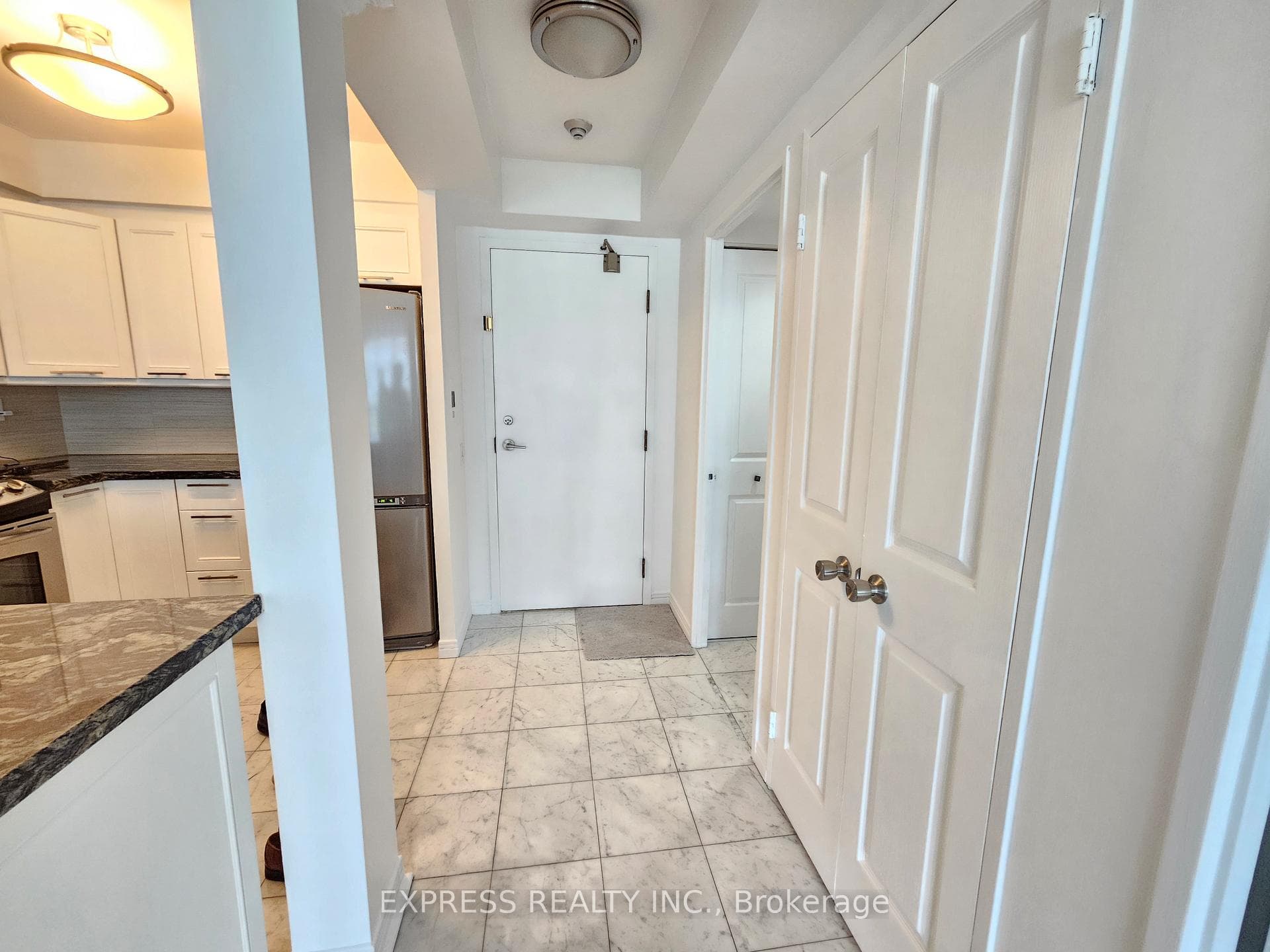 942 Yonge Street Unit 815 photo 5