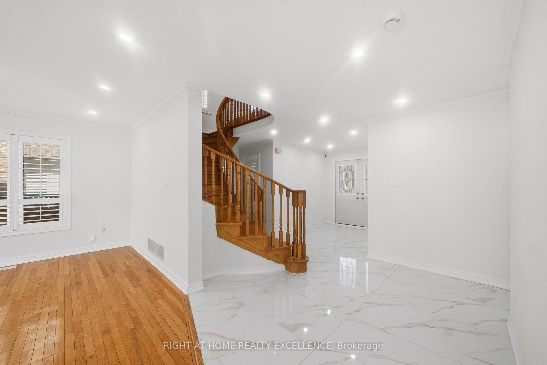 16 Whitford Court photo 4