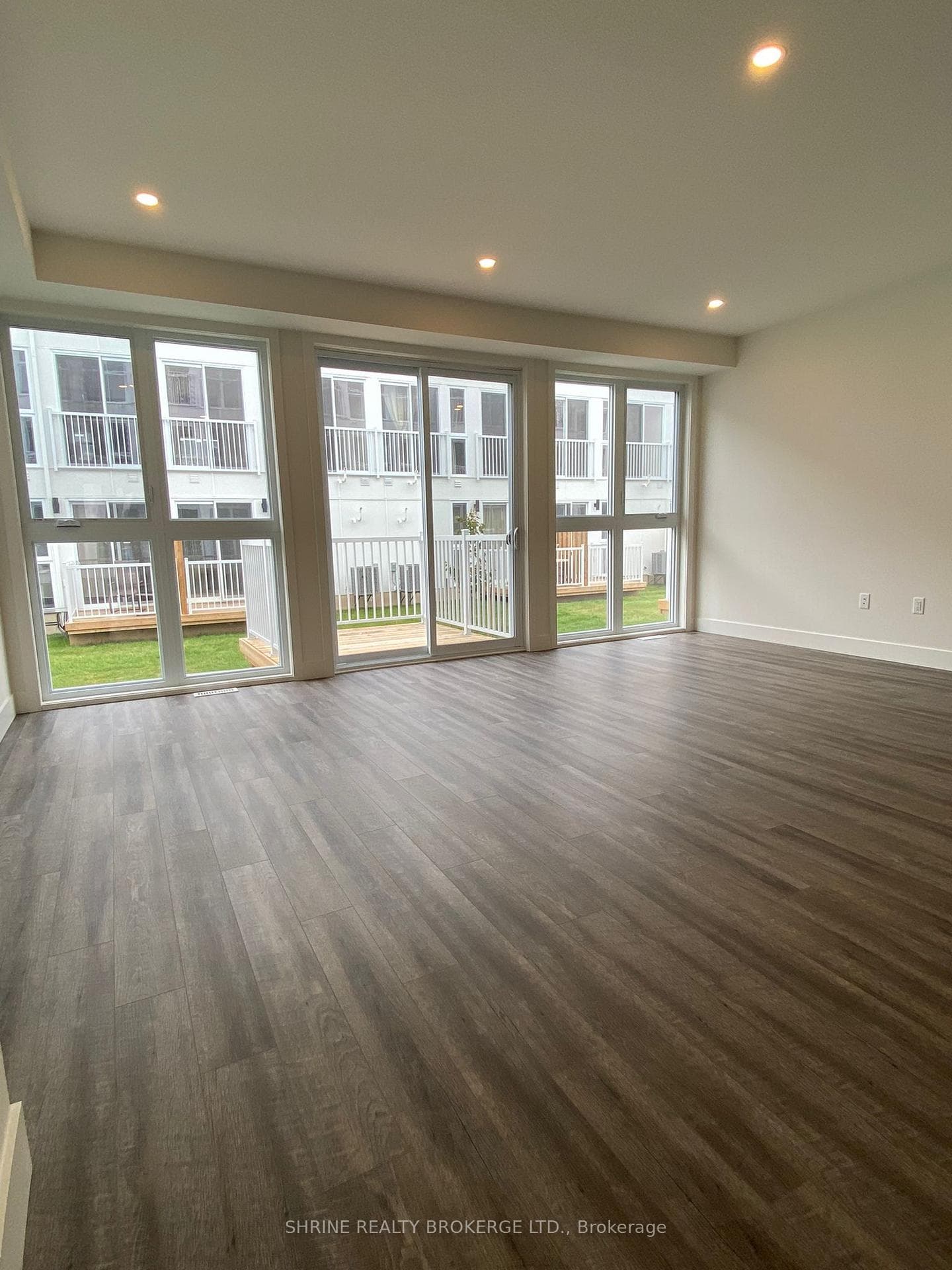 234 Edgevalley Road Unit 29 photo 8