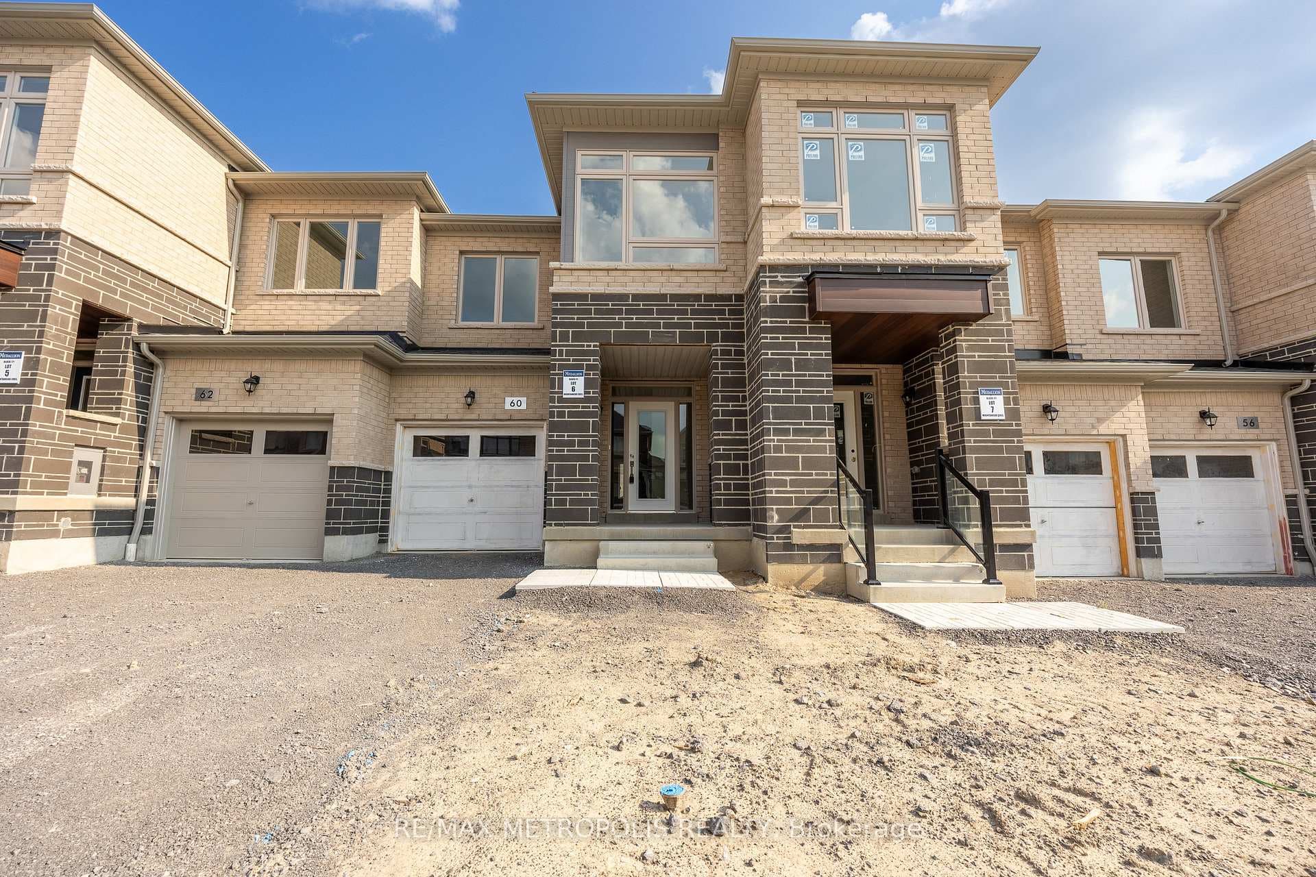 60 Mountainside Crescent photo 1