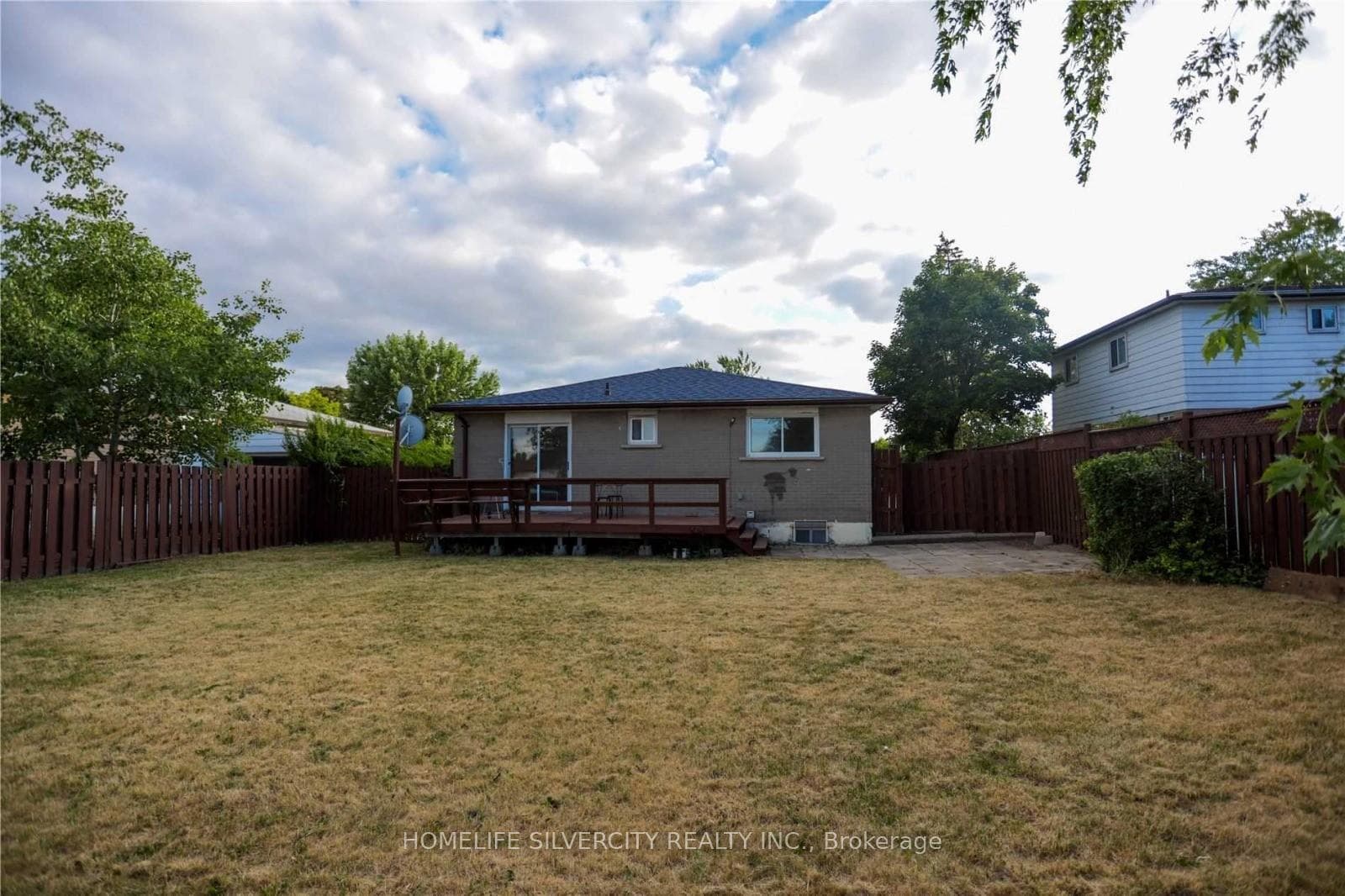 169 Folkstone Crescent photo 11