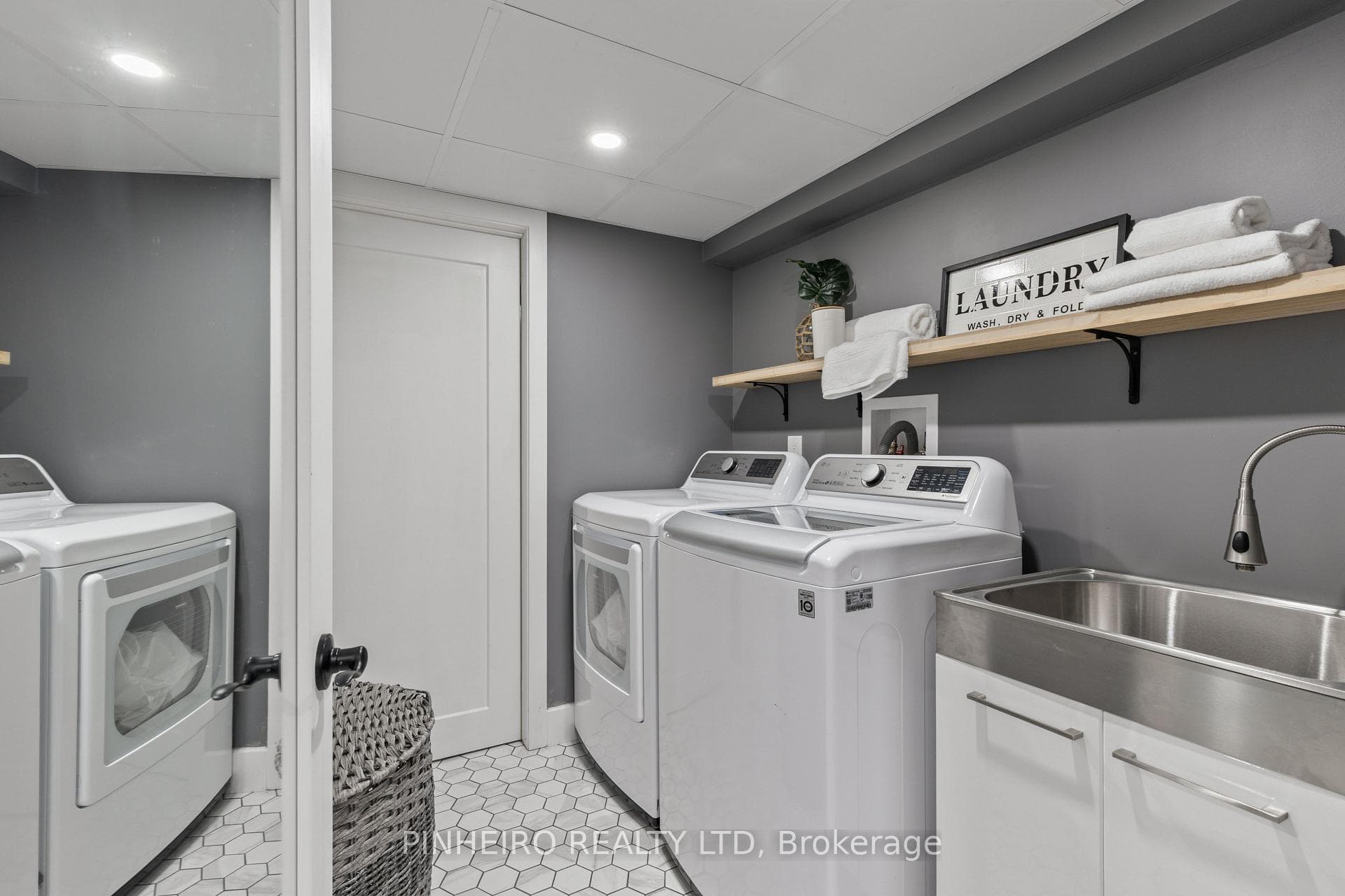 141 Barker Street photo 26