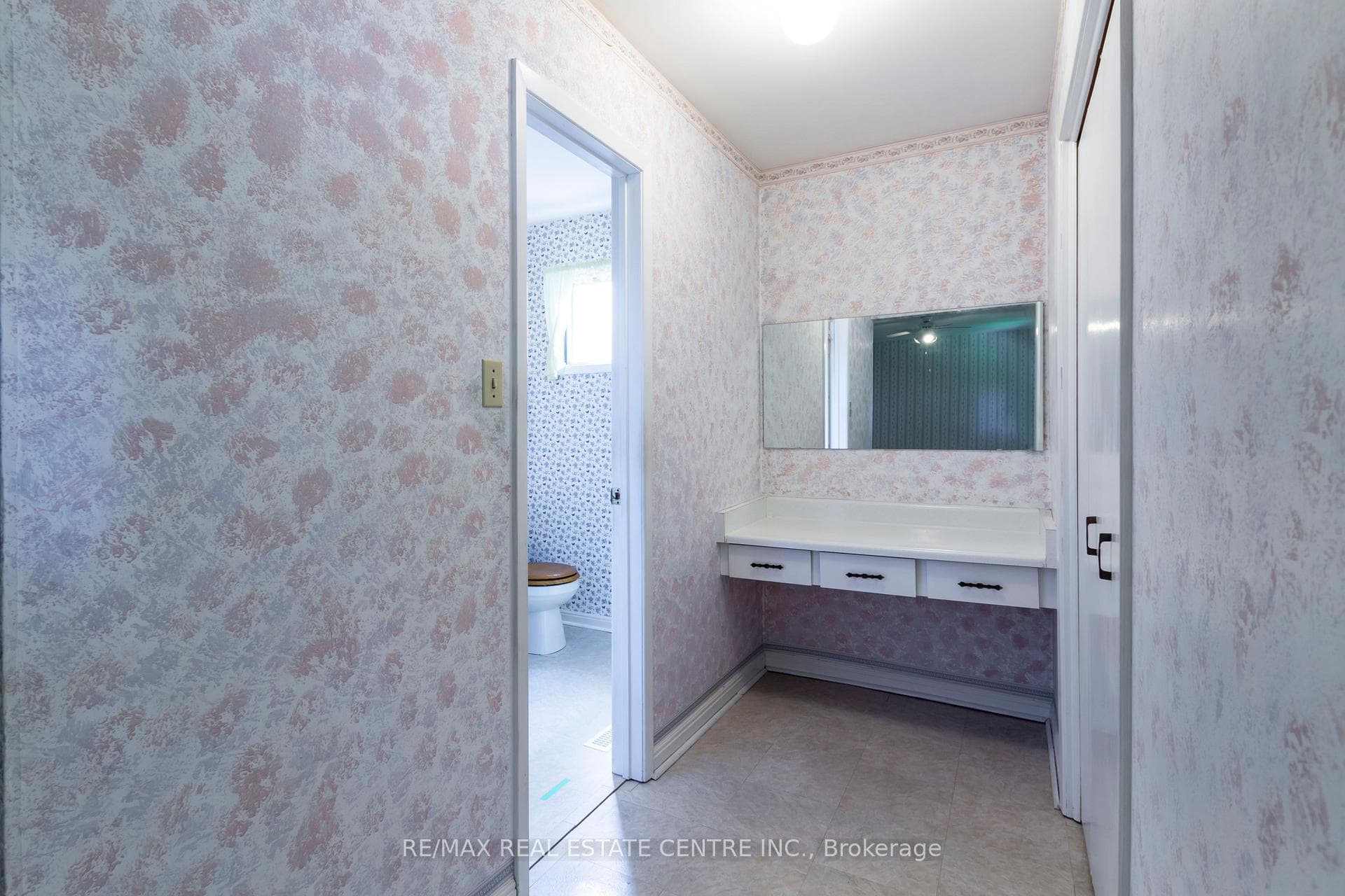 Primary bedroom - ensuite entrance