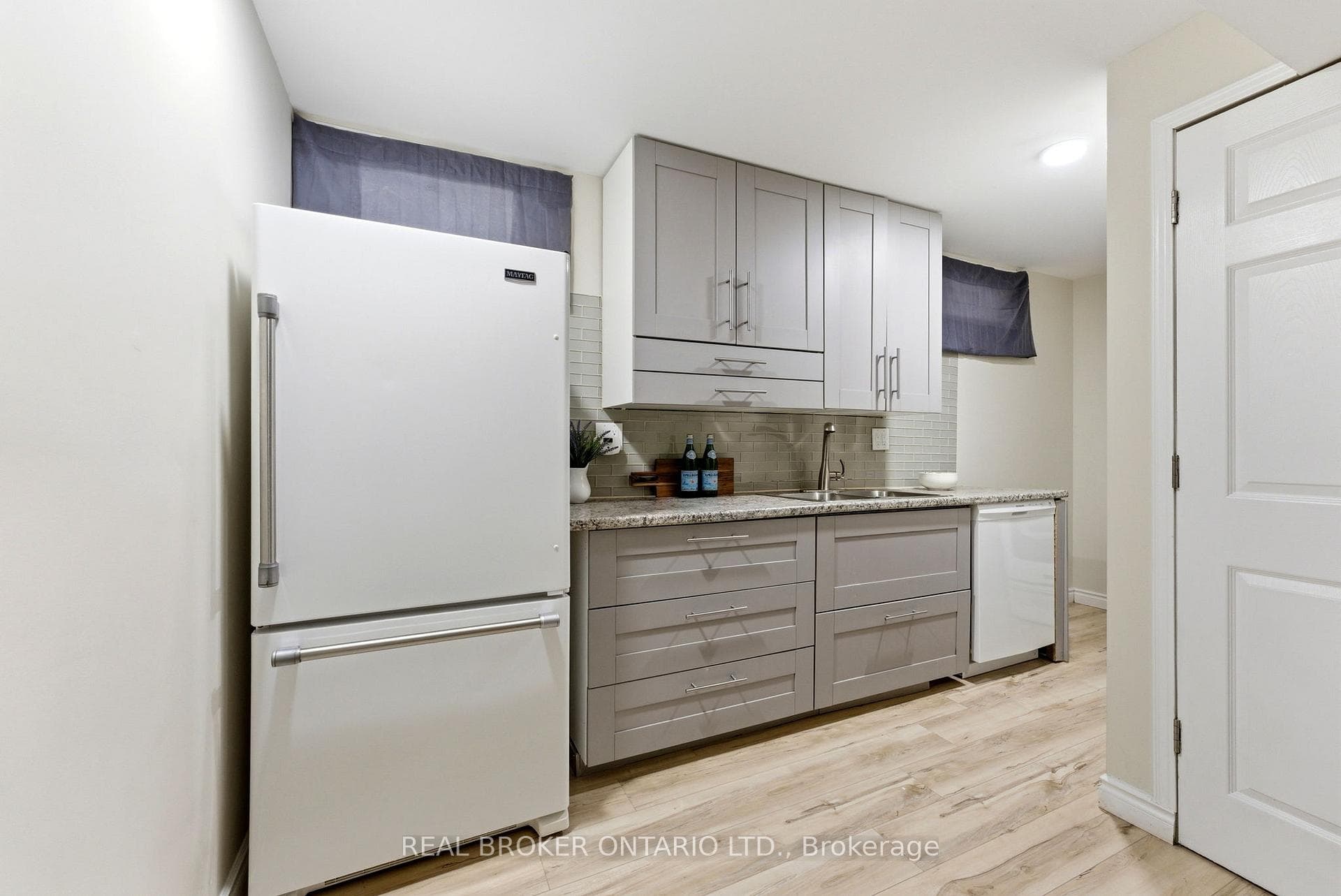 300 STONYBROOK Drive photo 12