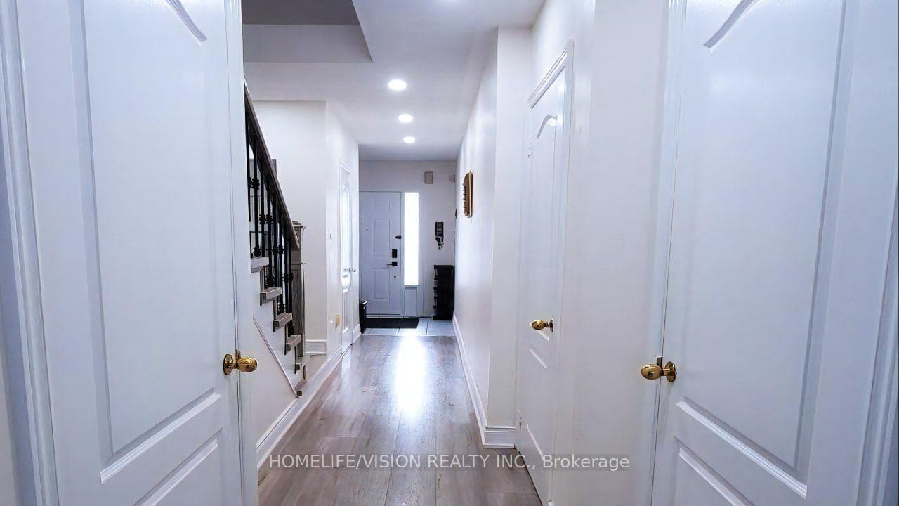 11 Christephen Crescent photo 3