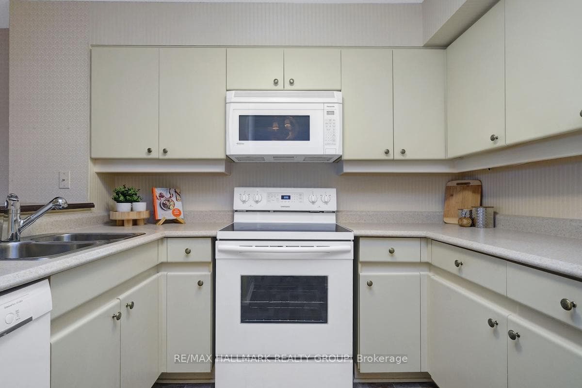545 St Laurent Boulevard Unit 1703 photo 26