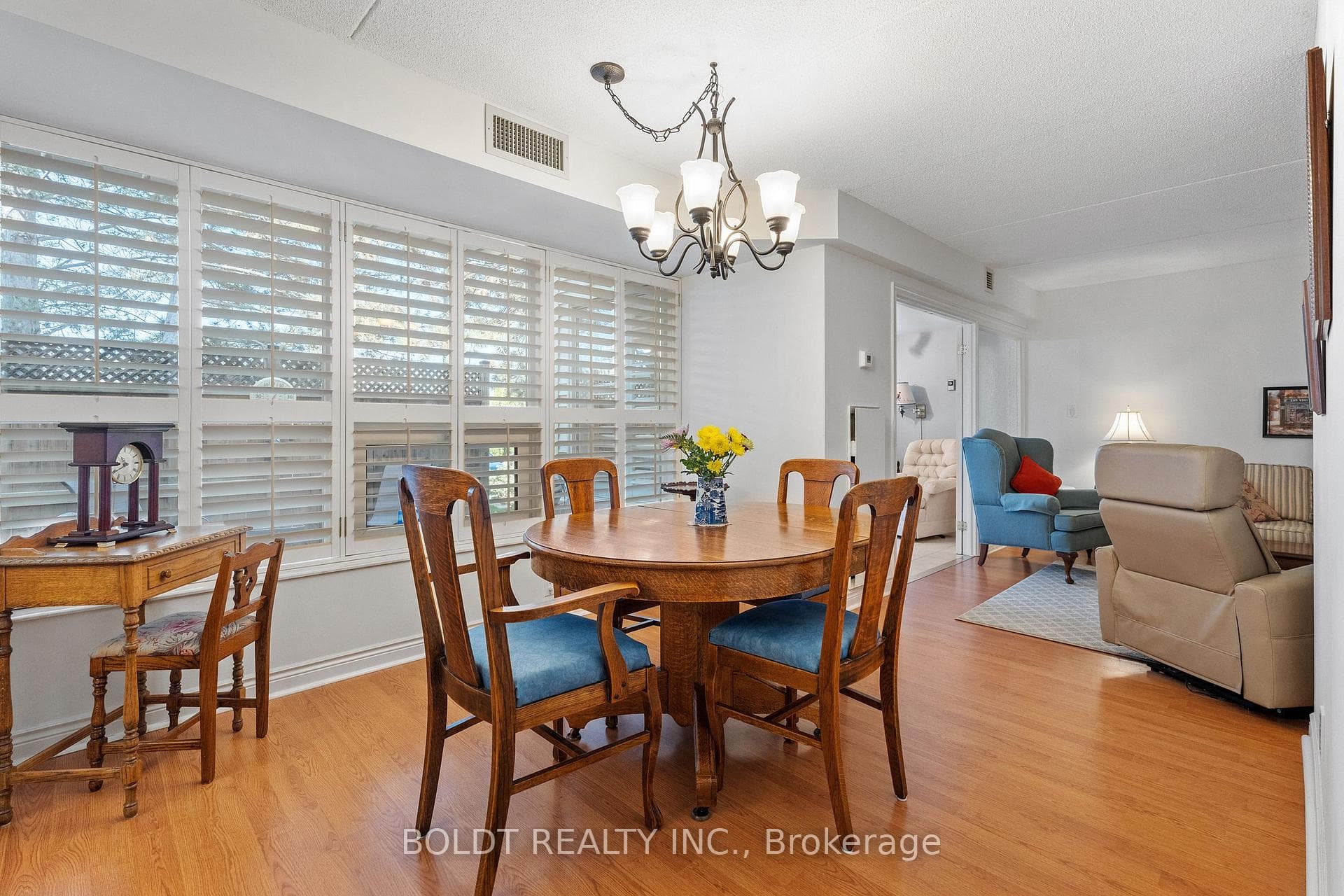 244 Lakeshore Road Unit 207 photo 10