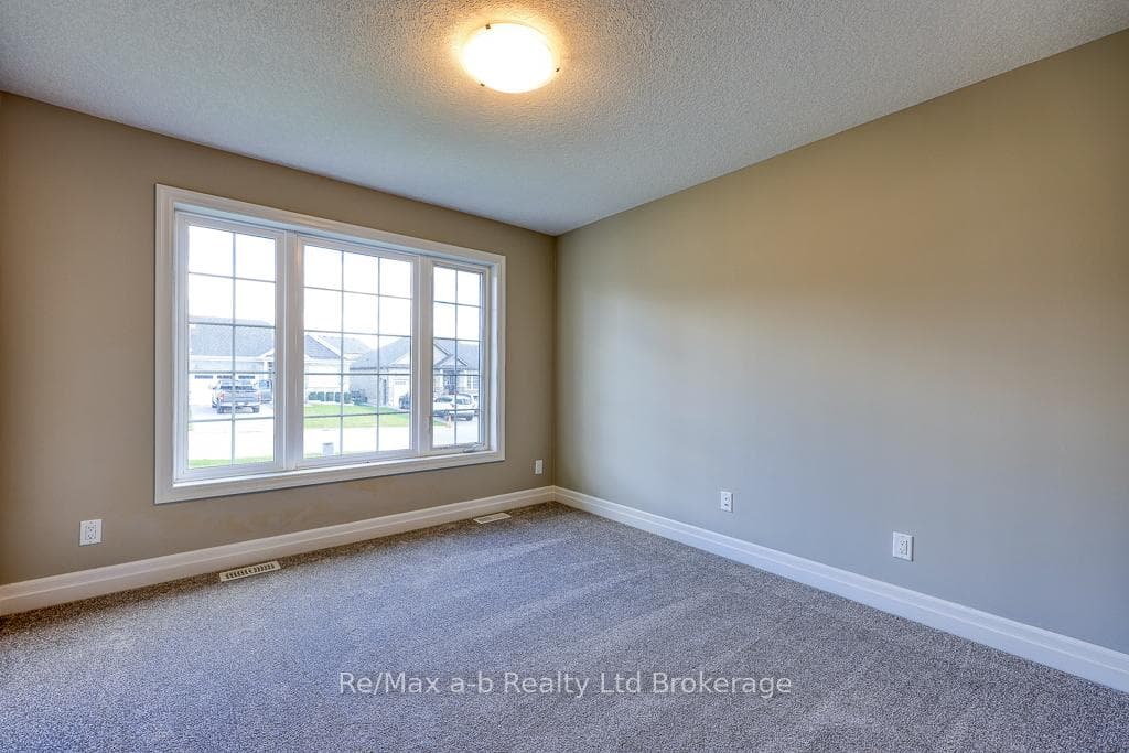 135 Lossing Drive photo 20
