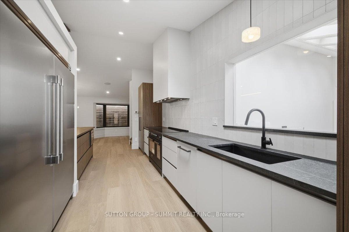 160 Allan Street photo 11