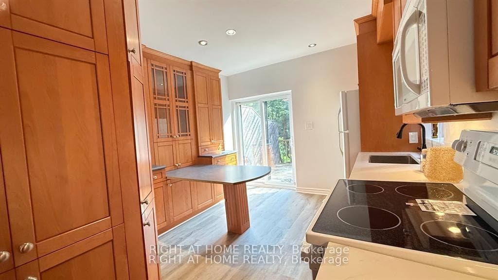 109 Sweetland Avenue photo 10