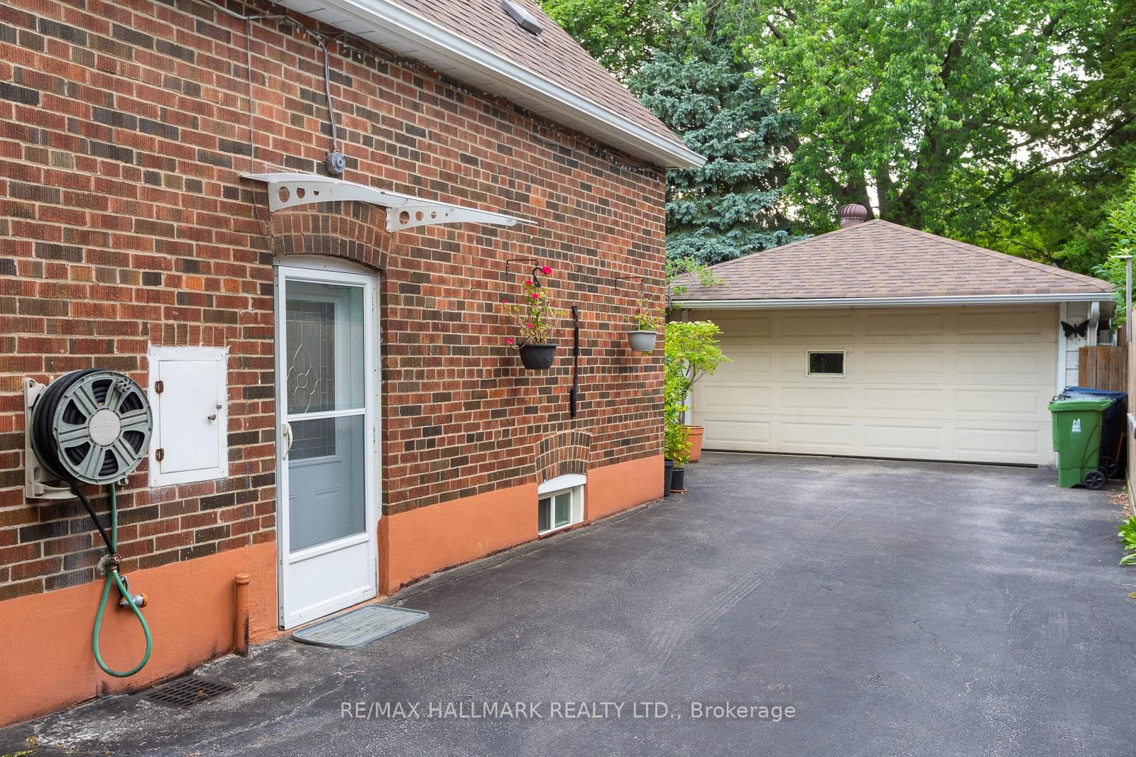 945 Pharmacy Avenue photo 45