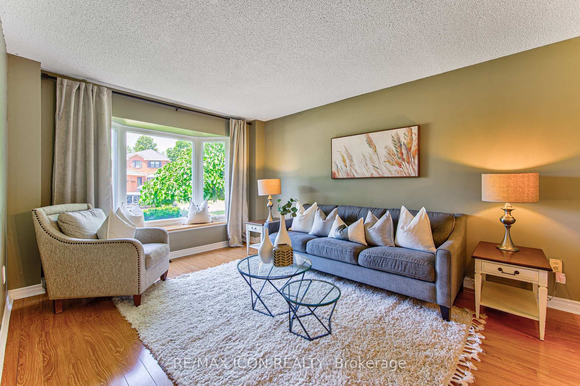 15 Hall Crescent photo 5