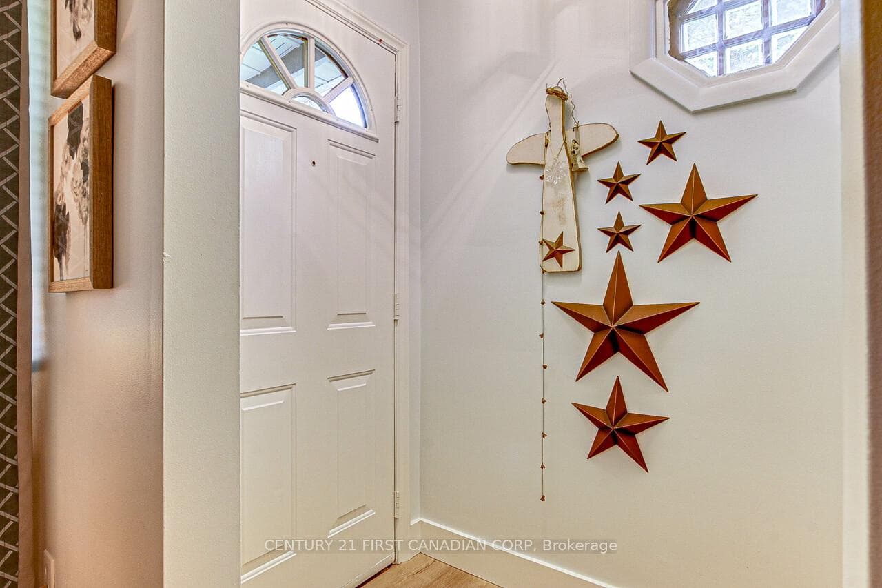 75 Maple Street photo 3