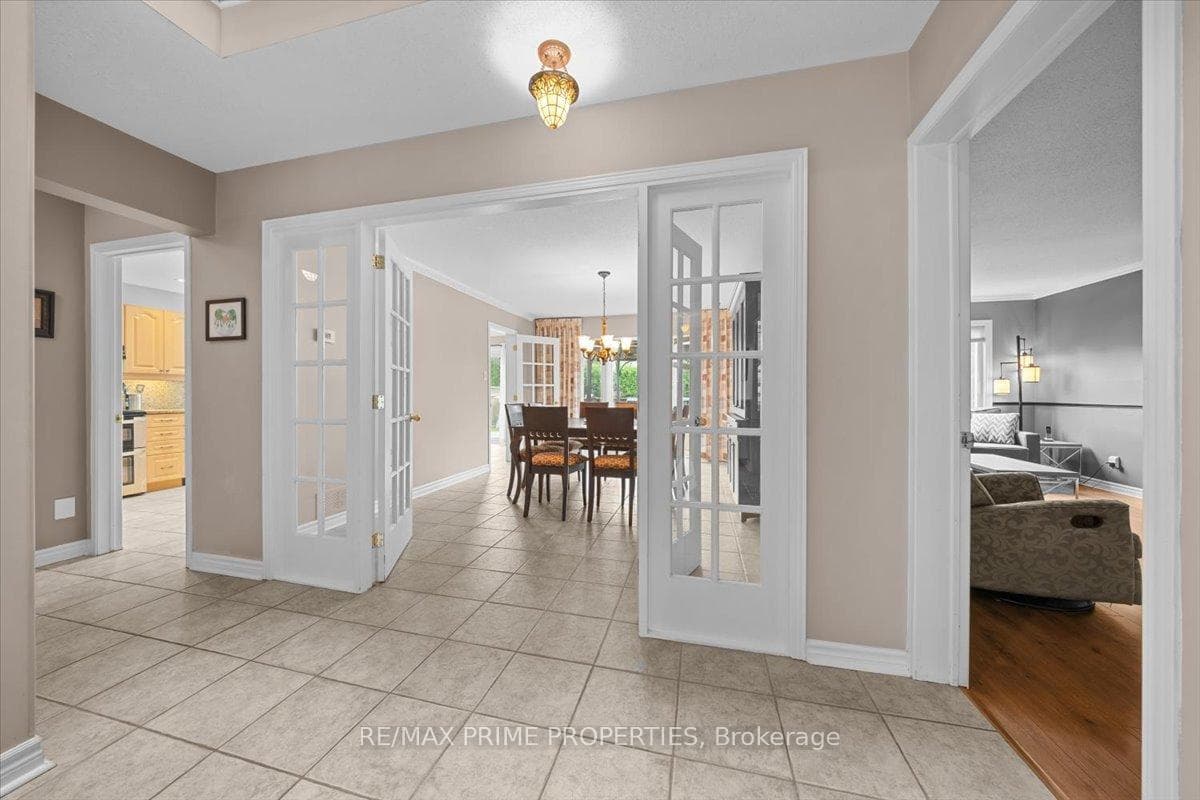 556 Falwyn Crescent photo 9