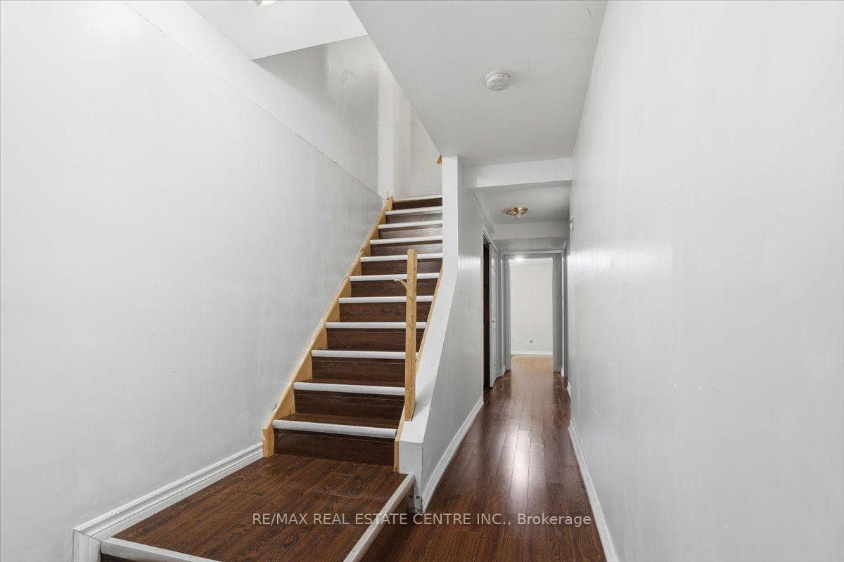 15 Roehampton Crescent photo 19