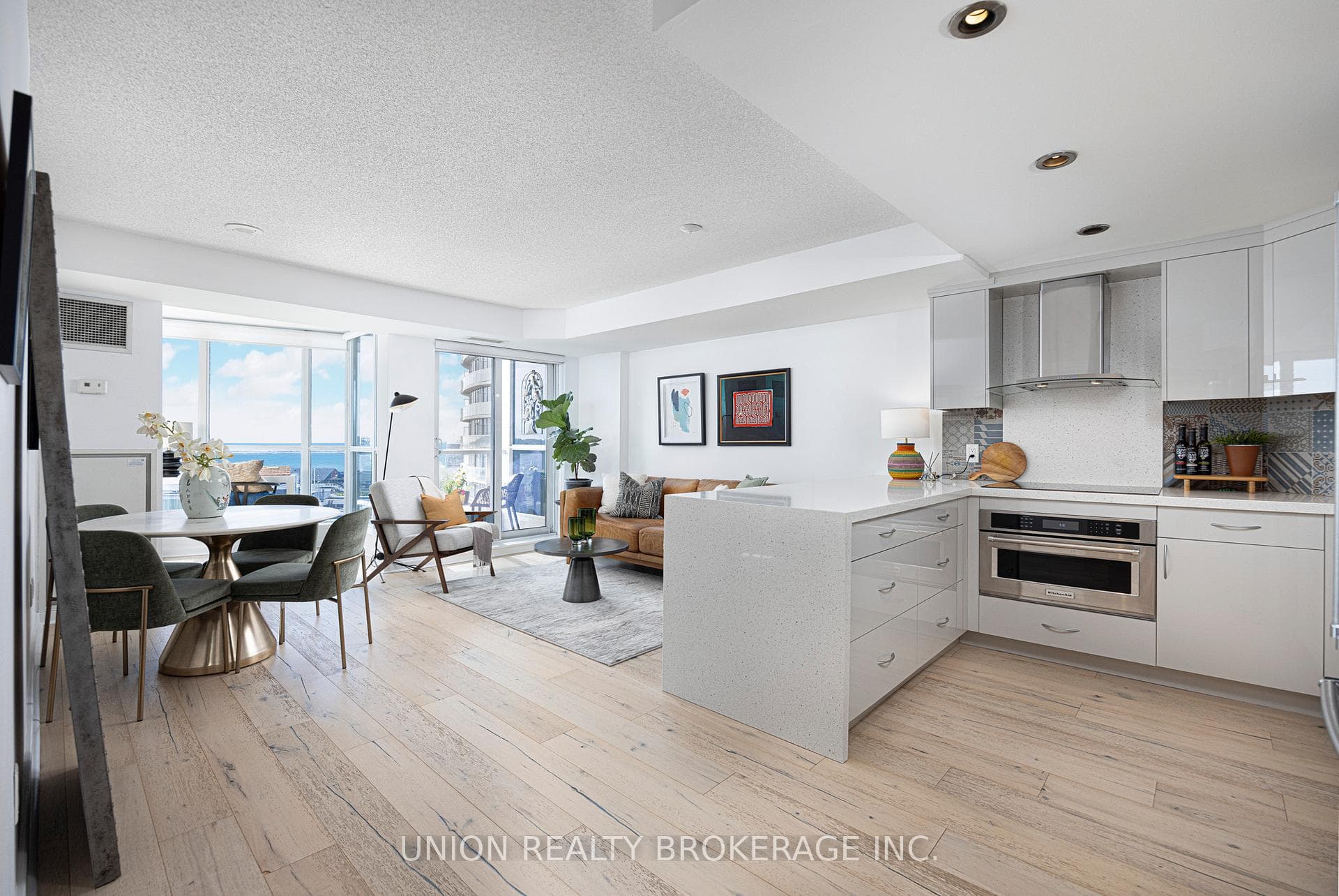 208 Queens Quay Unit 811 photo 8