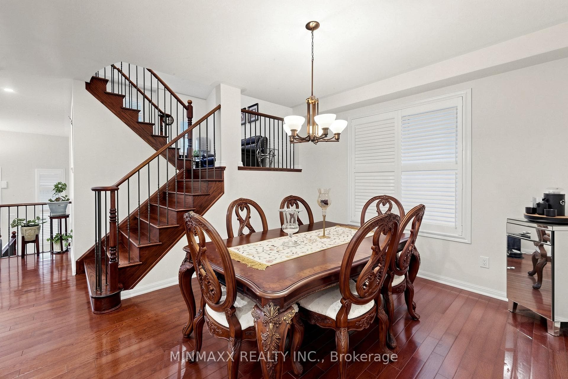 916 Minchin Way photo 9