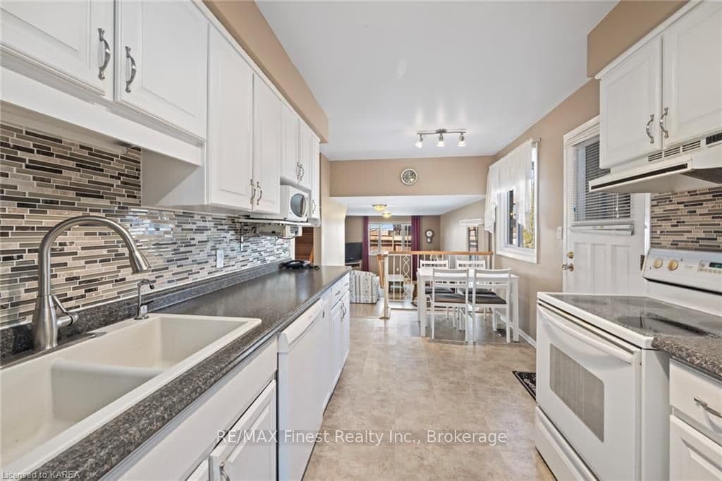 943 PEMBRIDGE Crescent photo 12