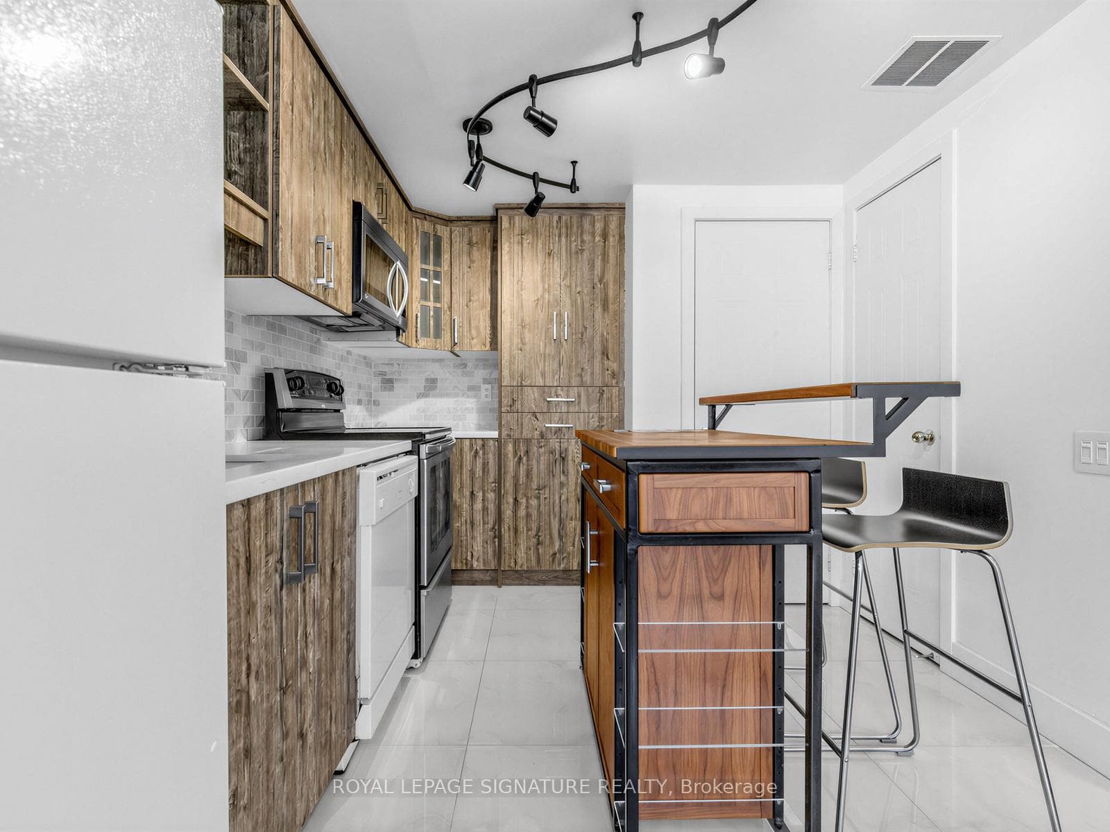 760 Lawrence Avenue Unit 121 photo 8