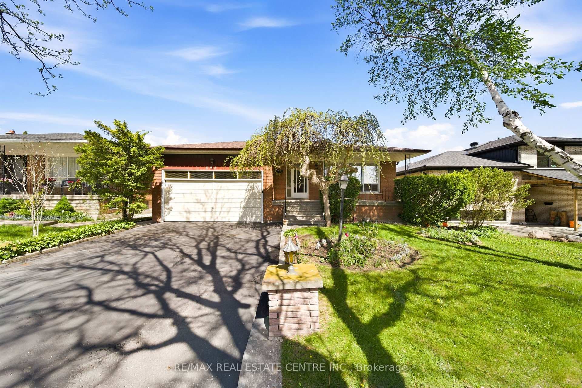 893 Hollowtree Crescent photo 7