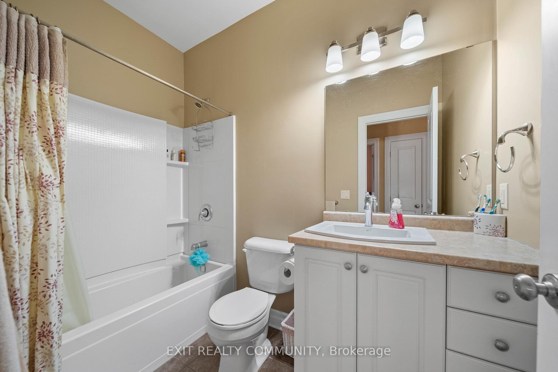 598 Bennett Crescent photo 14