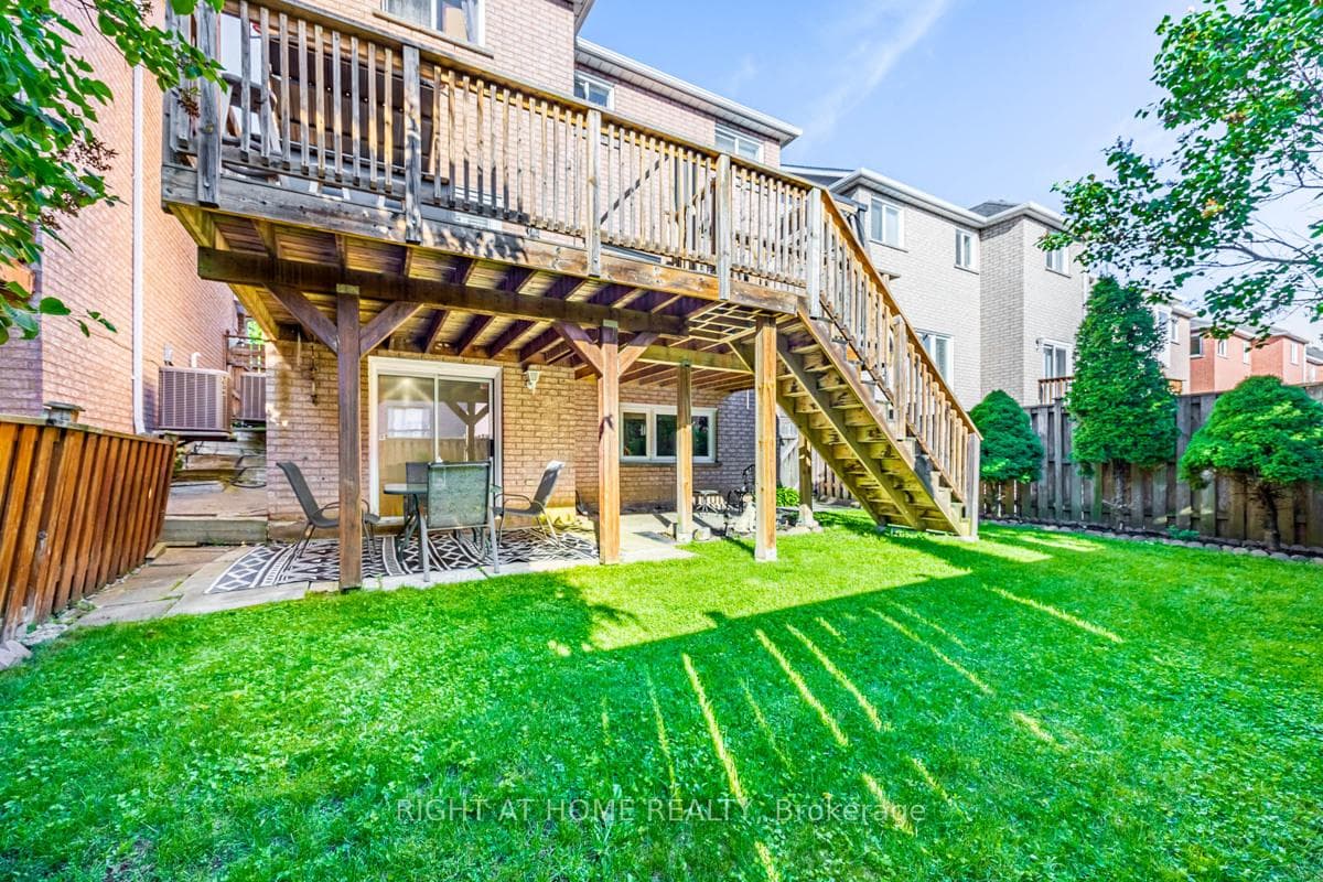 1448 Sandhurst Crescent photo 35