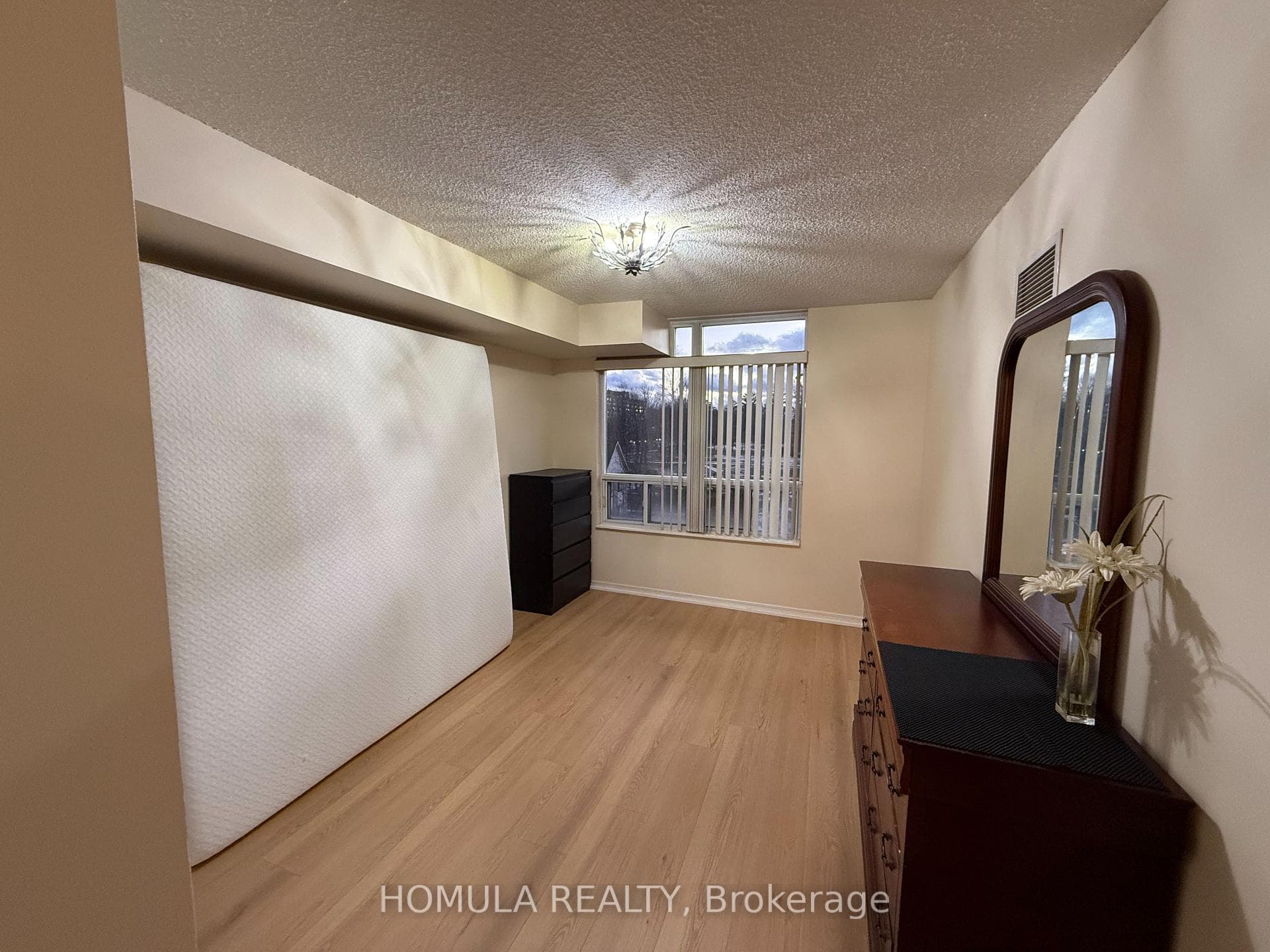 Bedroom with a king size mattres