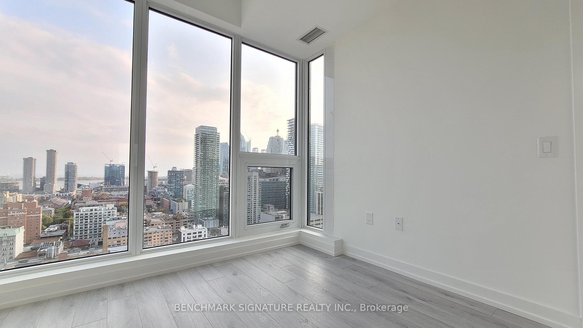 77 Shuter Street Unit 1502 photo 12