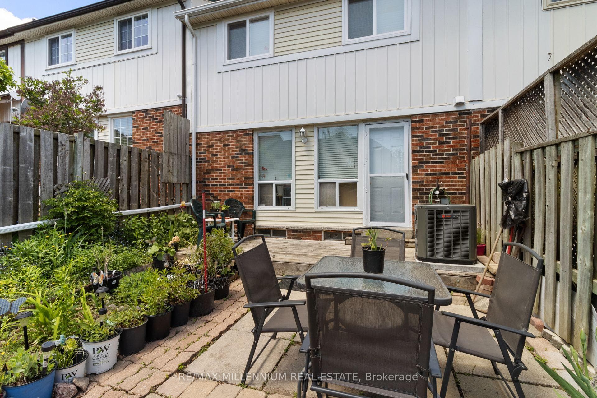 14 Laurier Court photo 44