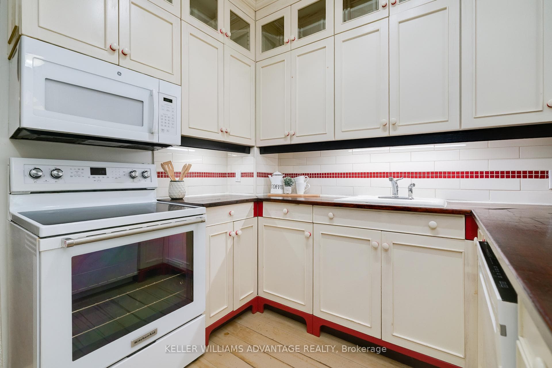 8 Howie Avenue photo 15