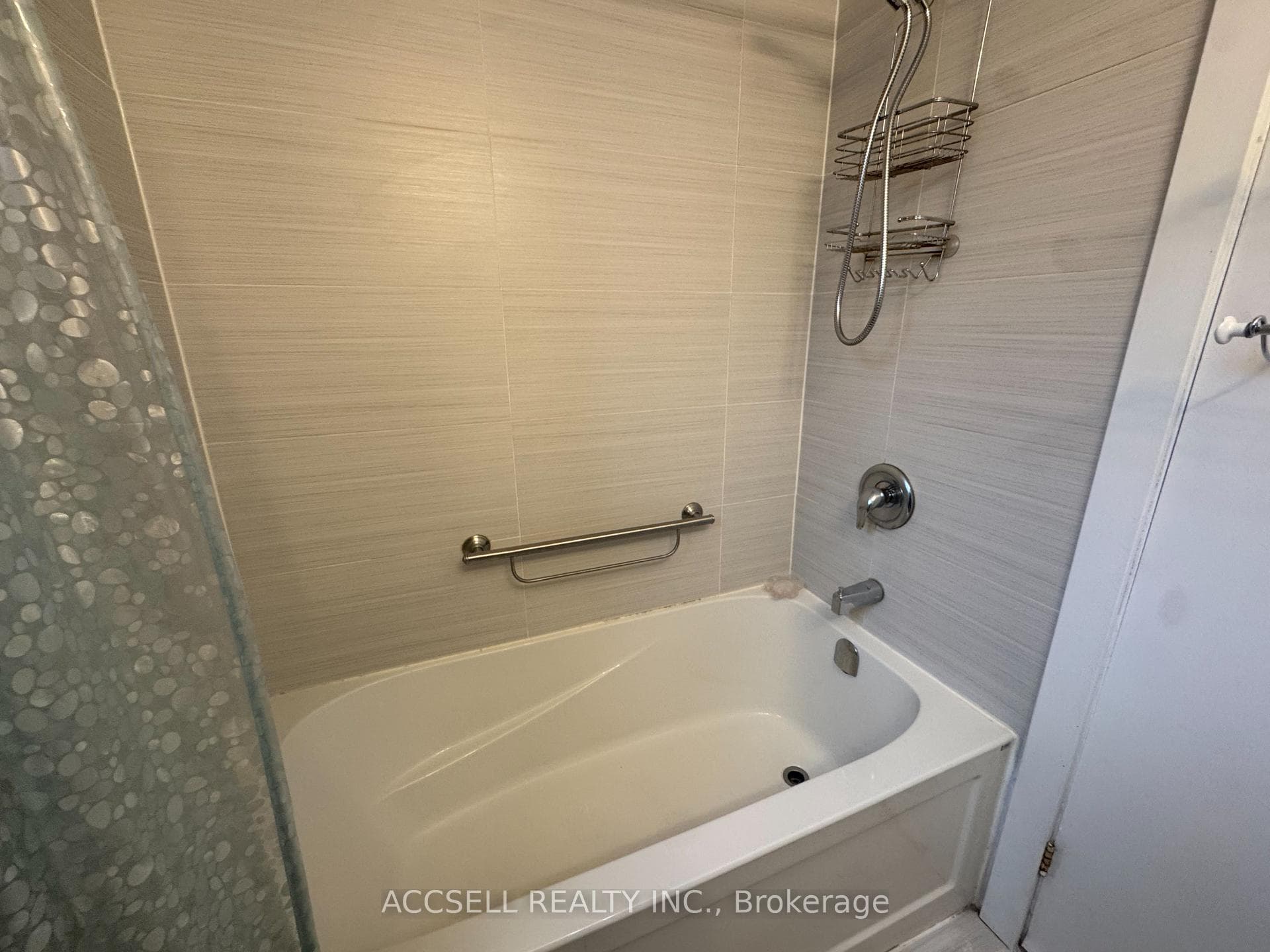 99 Kenwood Avenue Unit Upper photo 7