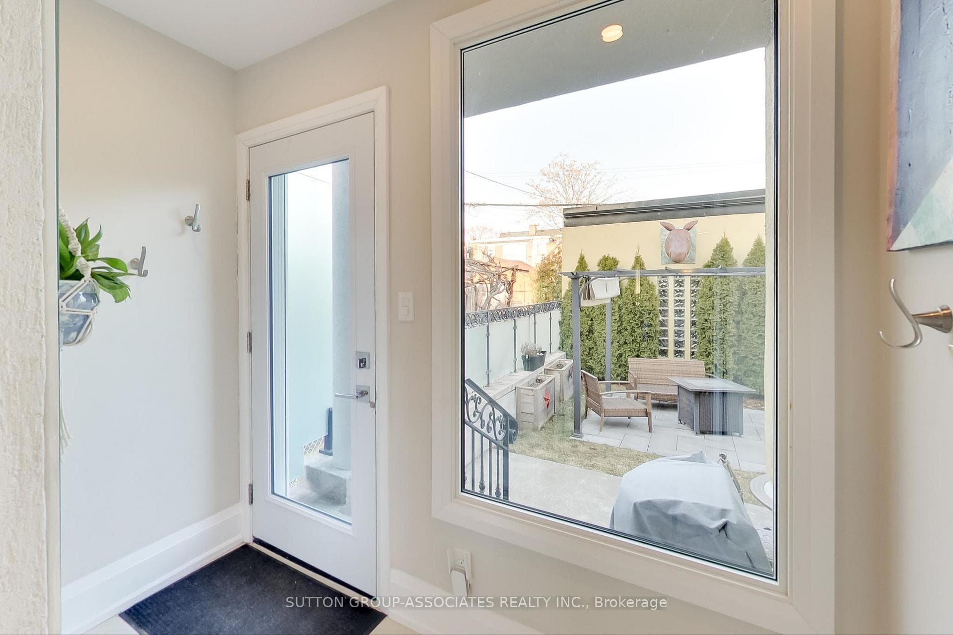 989 St Clarens Avenue photo 14