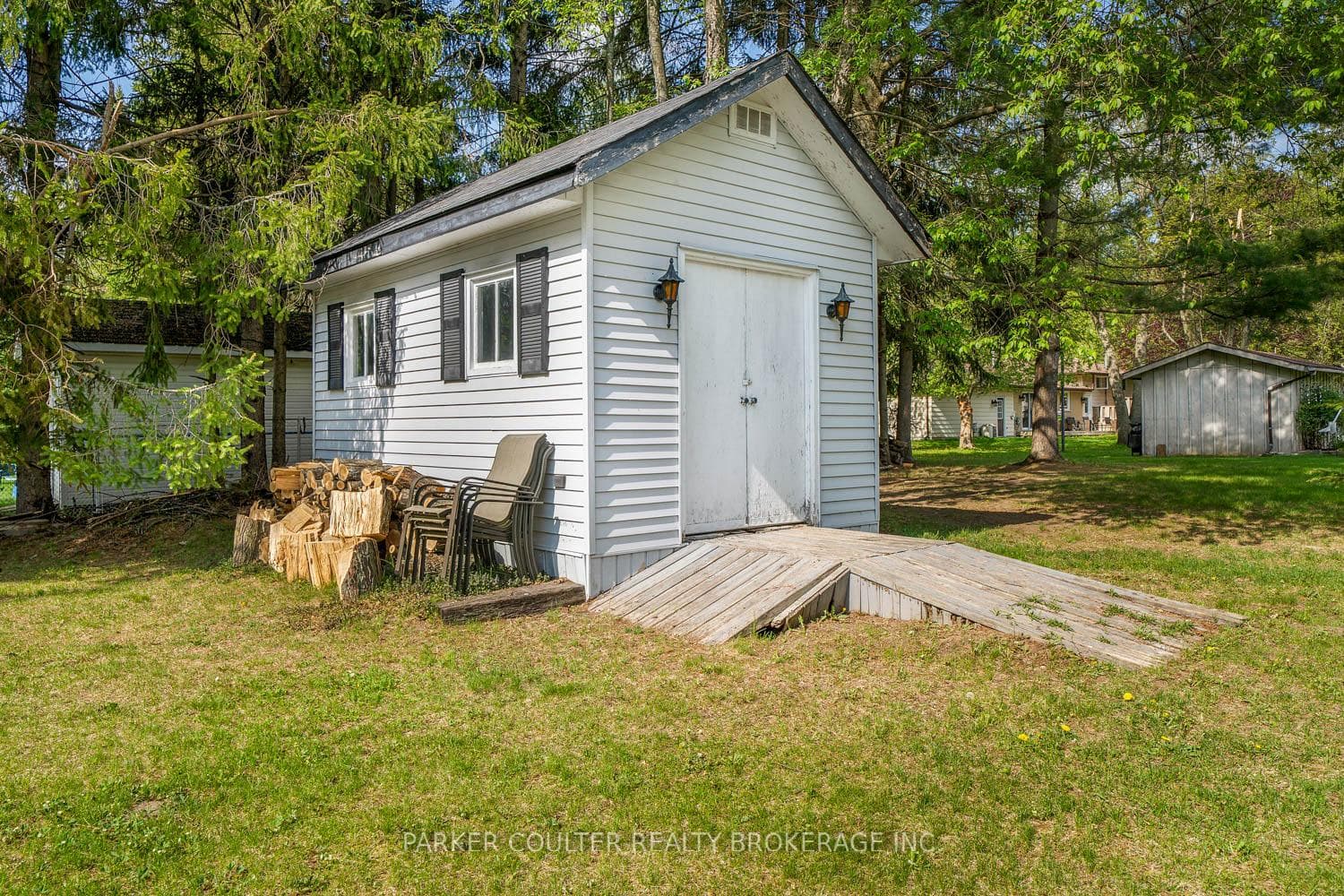 41 Lawrence Avenue photo 22