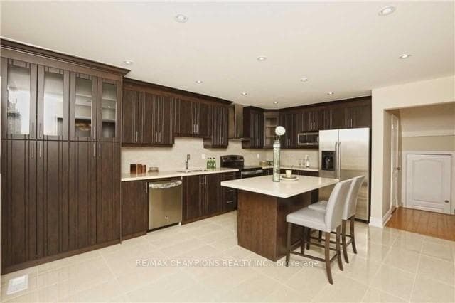 152 Queen Mary Drive photo 6