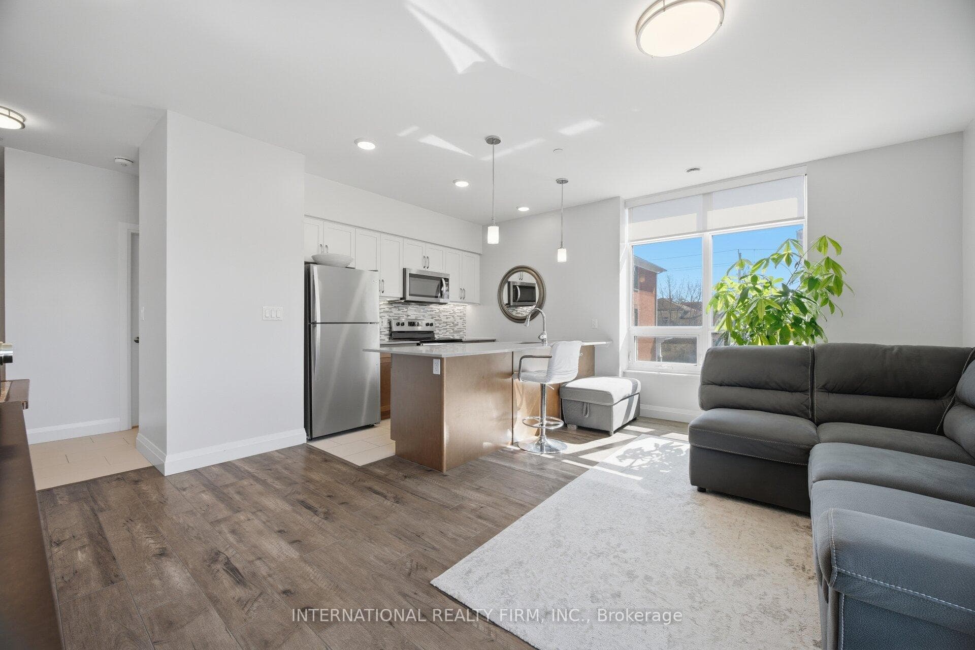 399 Queen Street Unit 211 photo 8