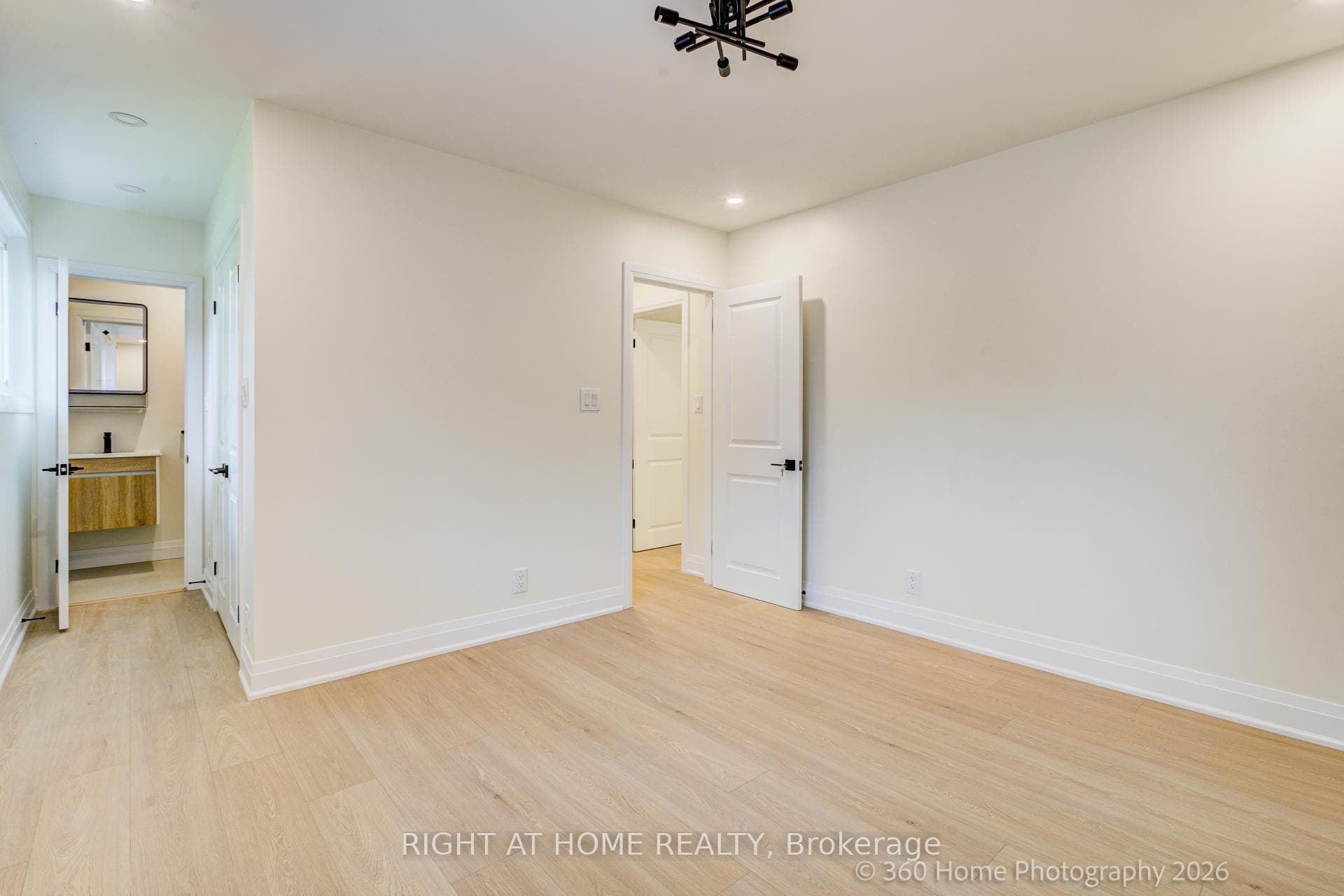 Primary bedroom w/ ensuite 3-piece bath