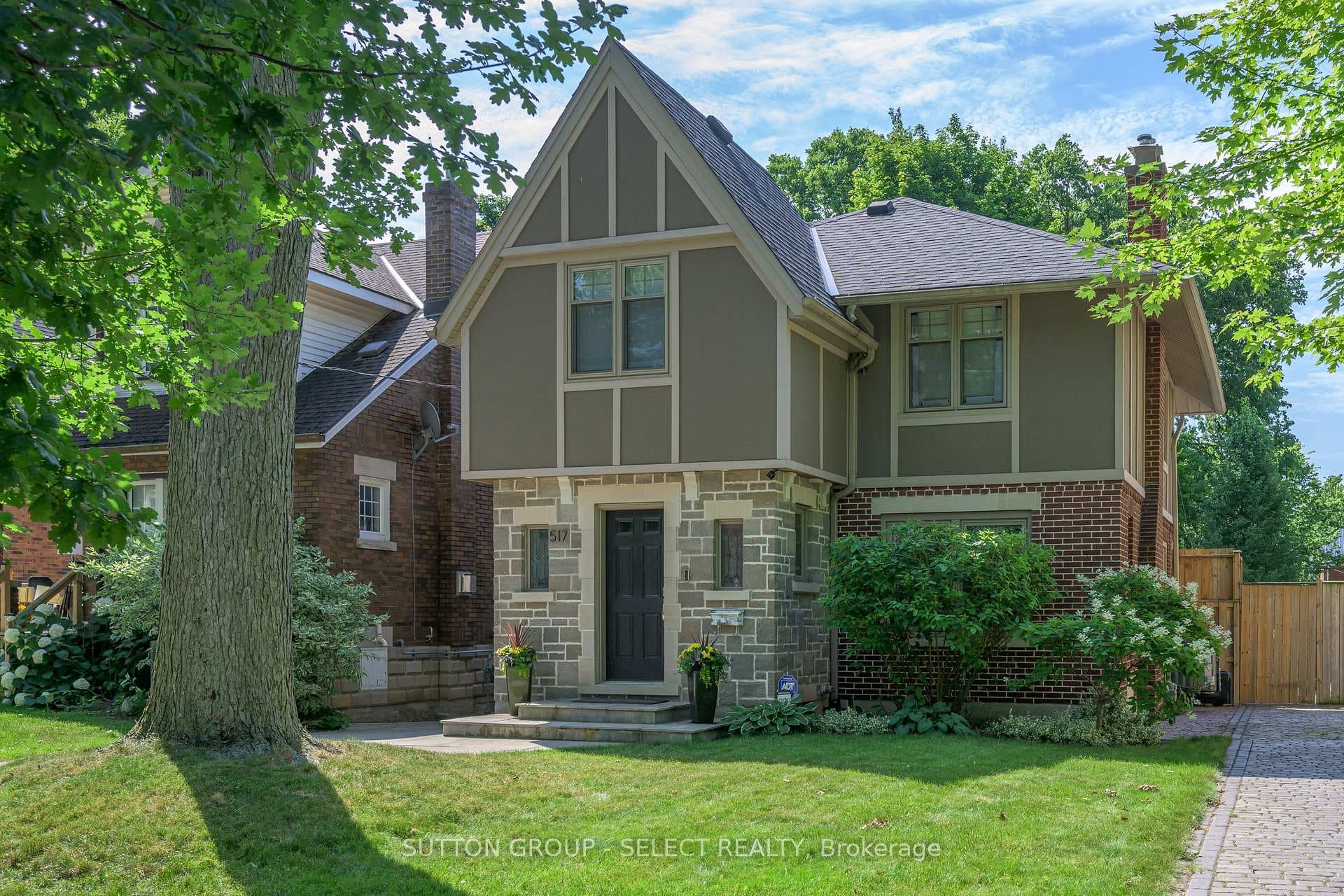 517 Grosvenor Street photo 1