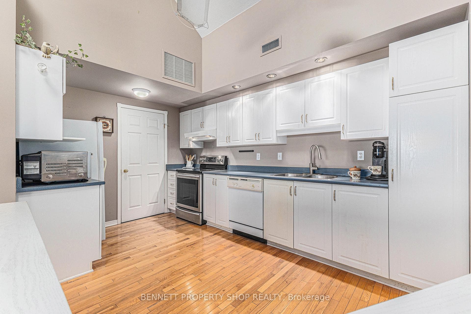 102 Robson Court photo 11