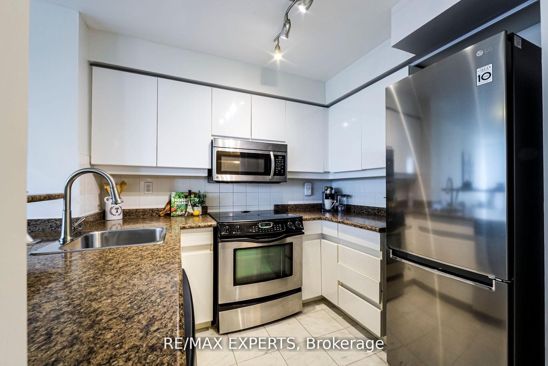 942 Yonge Street Unit 1006 photo 13