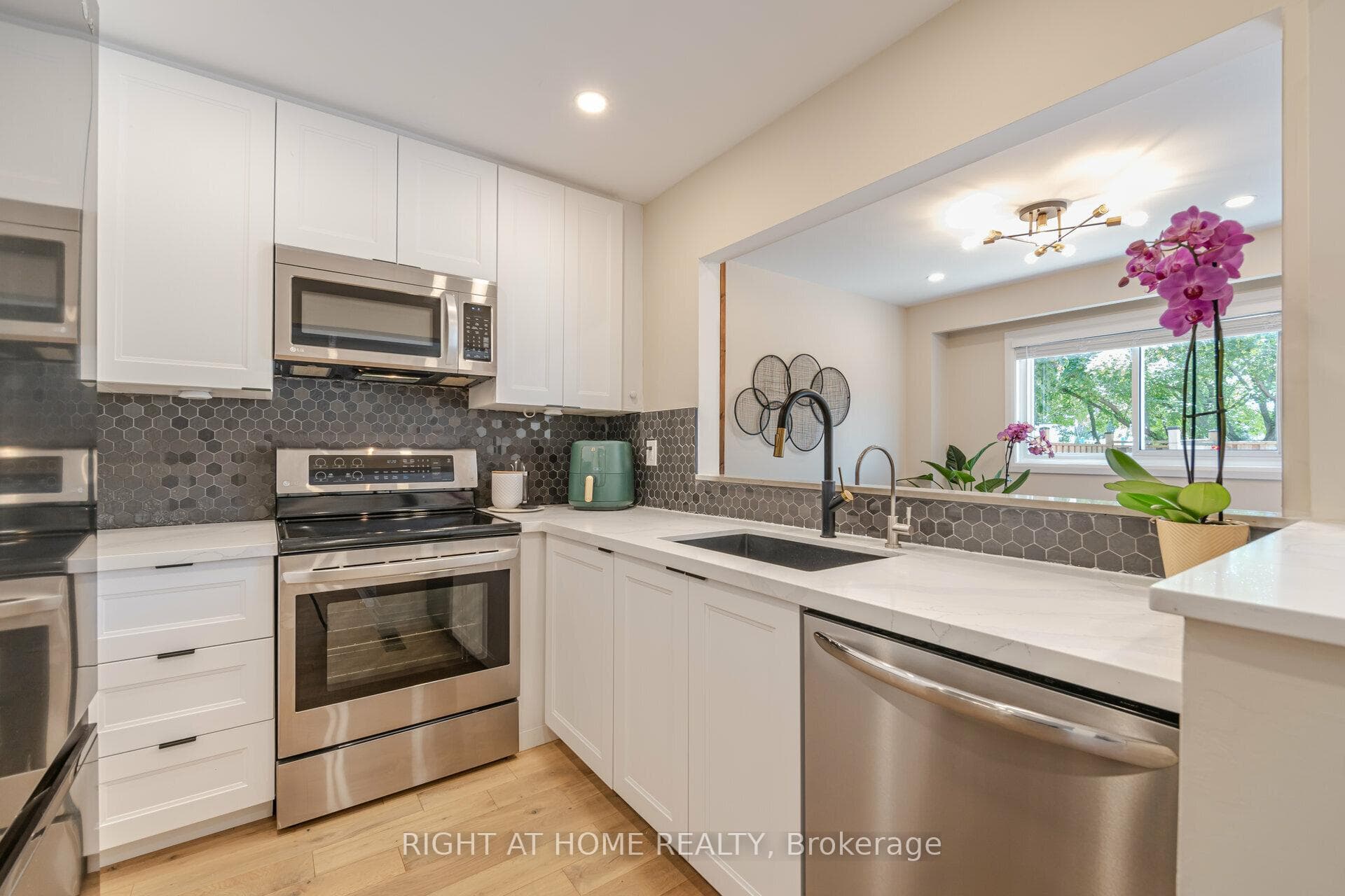 1516 Lancaster Drive Unit 1 photo 13