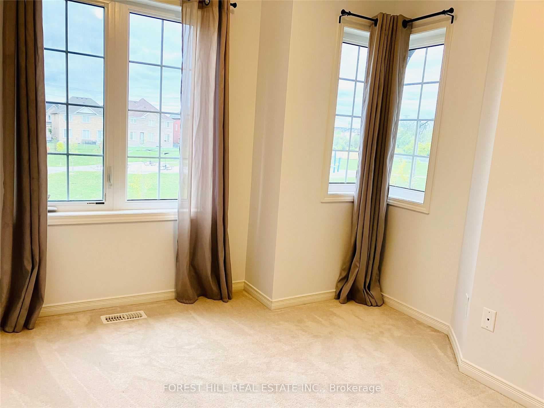 2450 Equestrian Crescent photo 11
